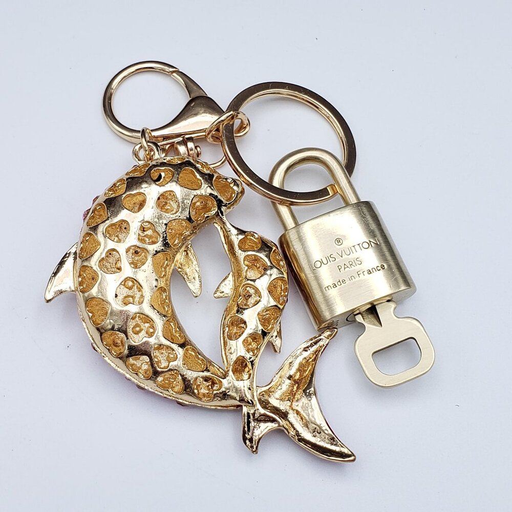 Authentic LV Gold Padlock & Key 🔑 Bag Charm / Unbranded Fish Keychain Combo - Picture 6 of 9